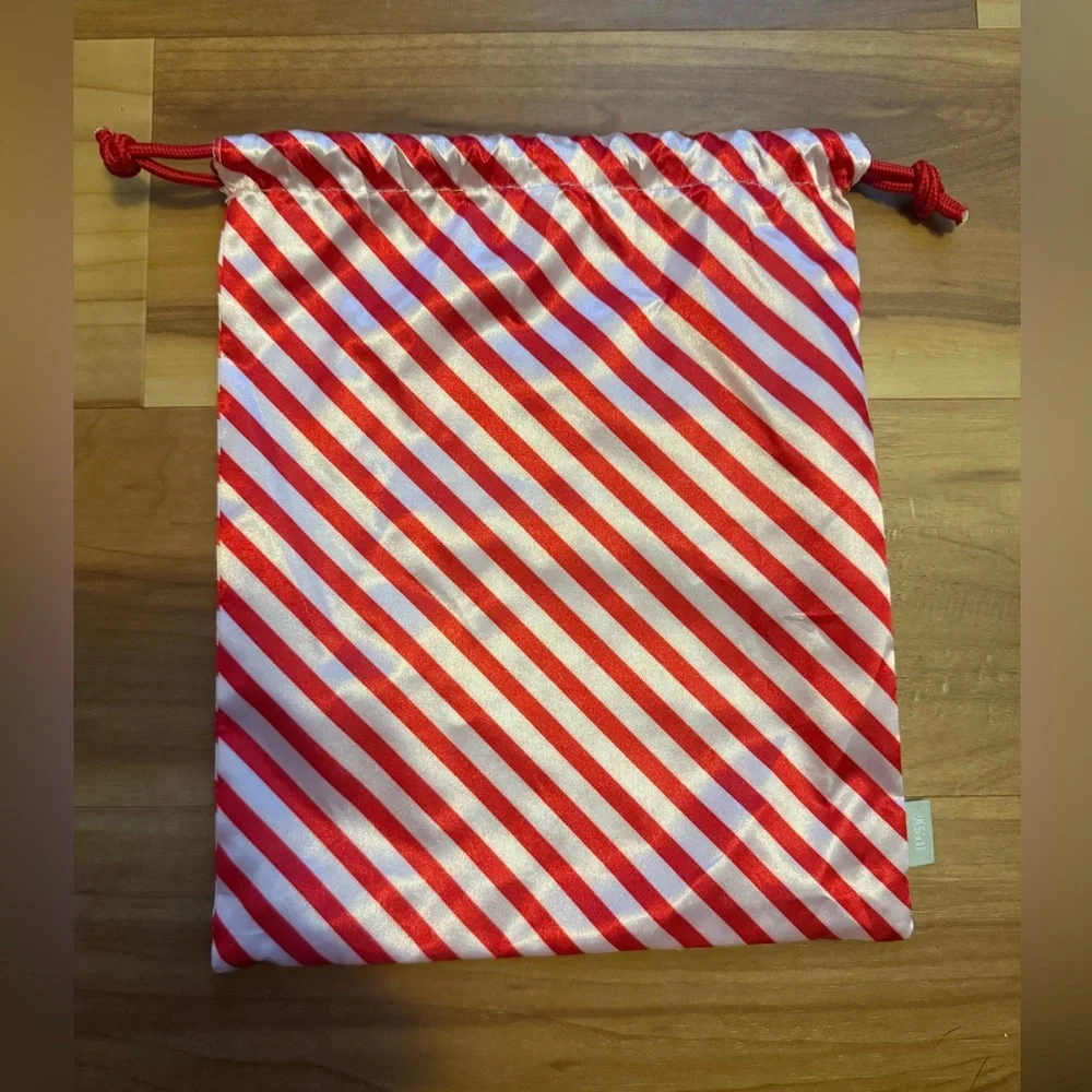 💙 4/$20 IPSY Red and White Diagnosis Striped Drawstring Bag